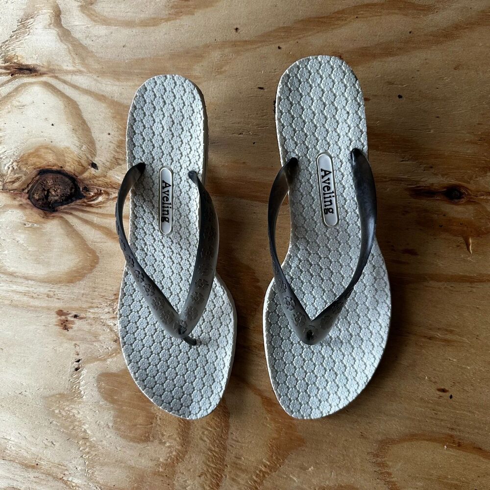 Aveling Y2K Kitten Heel Thong Sandals - Women's Size 9